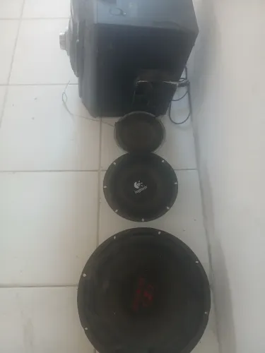 Aparelho 2 saídas mais uma sub 1 alto falante de 12 1 de 8 e um de 6 polegadas