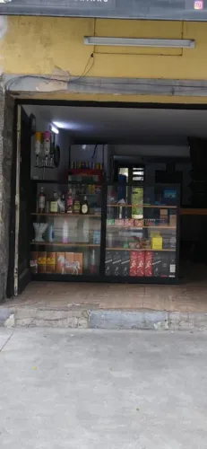 Balcão de madeira com expositor em vidro