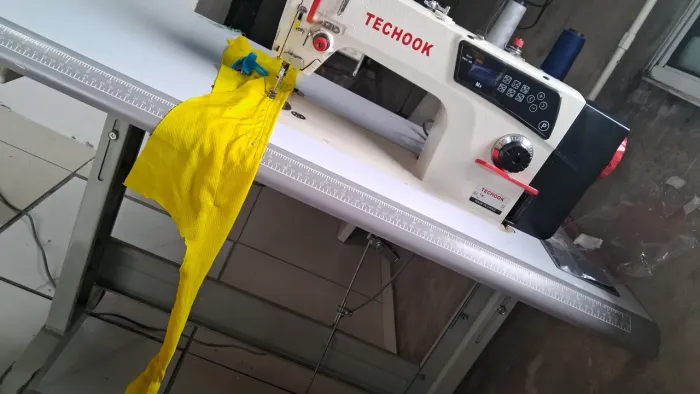 Maquina reta eletrônico