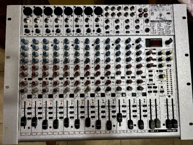 Mesa de Som Behringer Eurorack UB2222FX - PRO (Tudo Funcionando!)