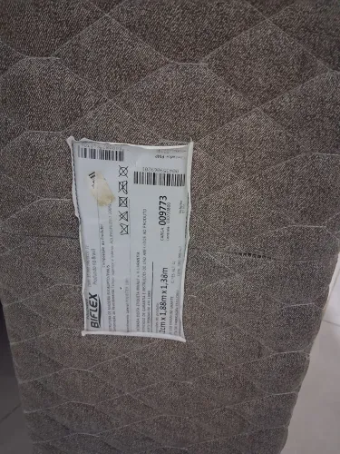Vendo cama com colchão novo e base em ótimo estado.