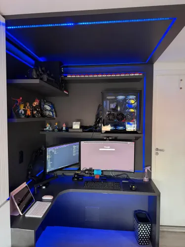 Móvel de escritório e computador planejado em L, com LED embutido
