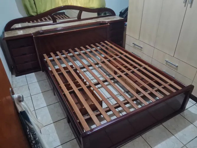 Cama casal com tampo de granito c/criados e 12 gavetas 
