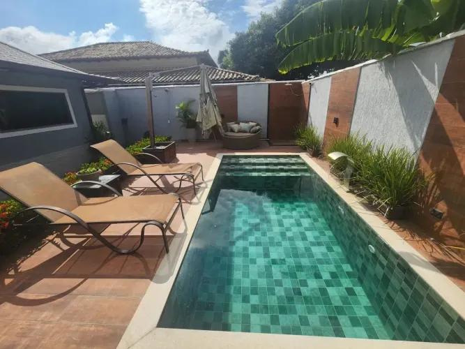 CASA COM PISCINA A VENDA NA BOA PERNA EM ARARUAMA-RJ.