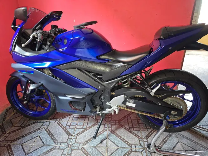 Vende-se esta moto bem conservada.