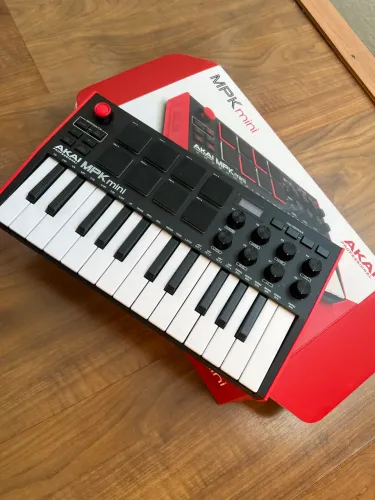 Controlador Akai Mini Mk3 Midi Usb