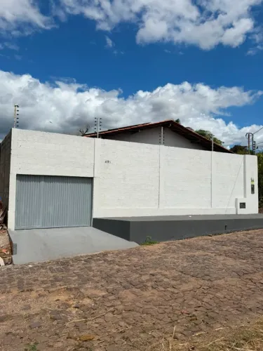 Casa com 2 quartos, estacionamento, água, energia e internet inclusas
