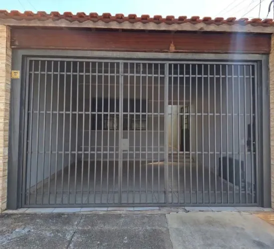 Casa Térrea com 3 Dormitórios (1 Suíte), 2 Vagas e 97 m² - Porteira Fechada