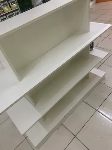 Gôndola em MDF branco. Ótimo estado.