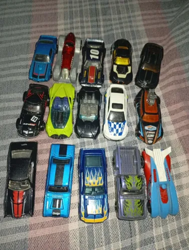 Lote 15 Carrinhos Hot Wheels Originais - Modelos Variados