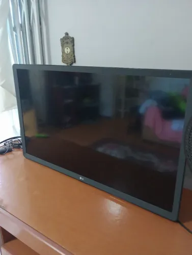 Televisão sem funcionamento para tirar peças