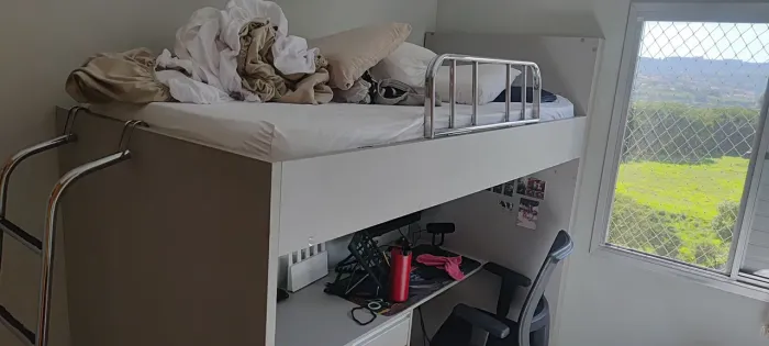 Cama Suspensa de madeira com colchão Ortobom