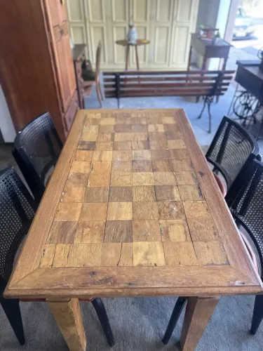 Mesa de madeira com 4 cadeiras 