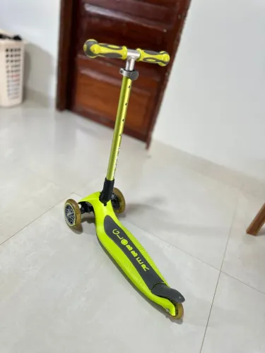 Patinete Globber com luzes nas rodinhas