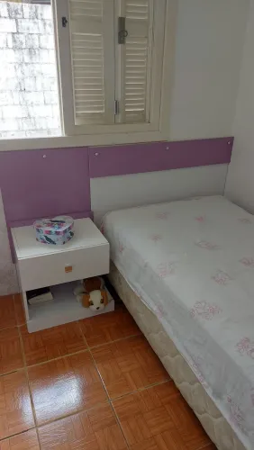 Vende-se cama box de solteiro + cabeceira + criado-mudo