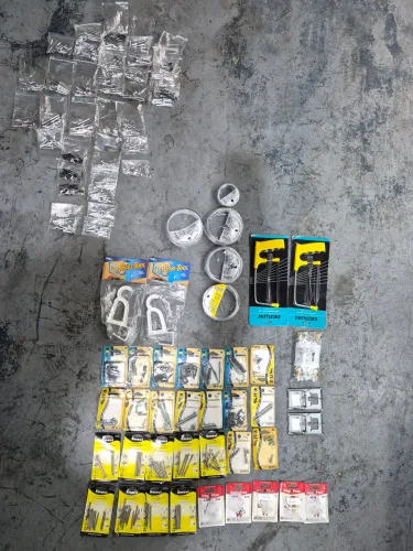 Lote fechado de ferragens, telas mosquiteiras e utilidades - estoque de loja