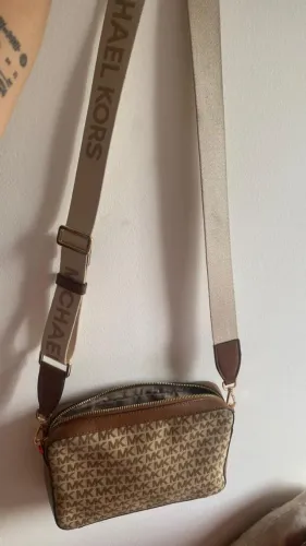 bolsa michael kors original, nunca usada. possui alça transversal ajustável com o nome da