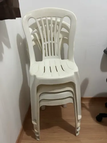 Cadeiras de plástico
