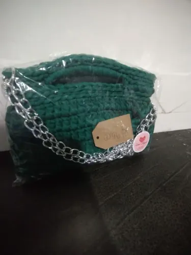 Bolsa cluth feita em crochê com fio de malha, alça removível
