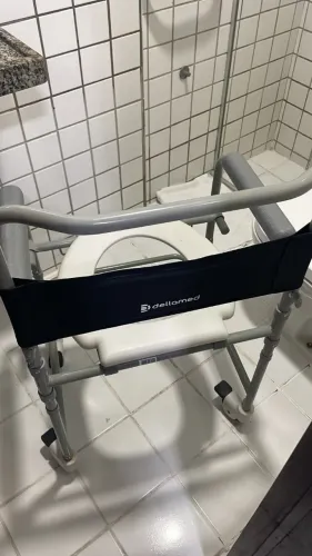 Cadeira de Banho e Higiênica Dellamed com Rodas