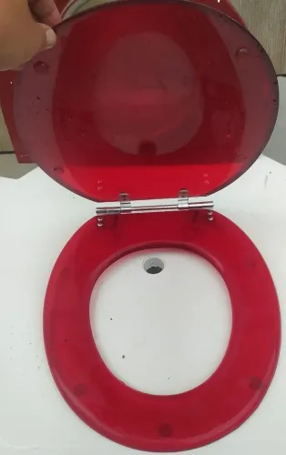 Tampa sanitária em acrílico vermelho