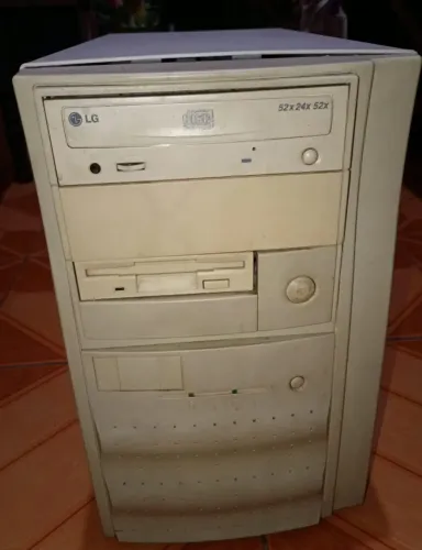 CPU retrô com gabinete antigo, Athlon, 1Gb, Hd Ide 80 Gb e CD com mais de 100 games DOS