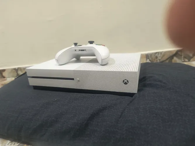Vende-se Xbox one s 1tb. Em bom estado pouco tempo de uso, já vem com 1 controle