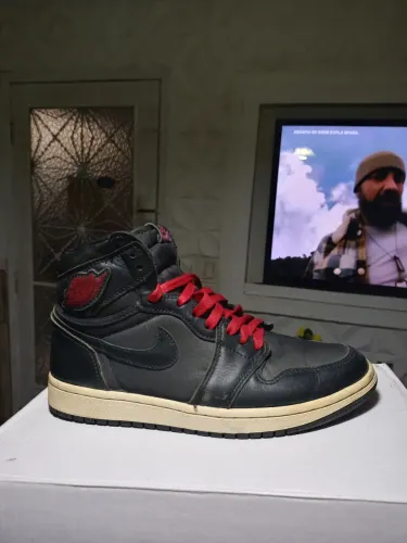 Jordan 1 mid Black gym Red 
