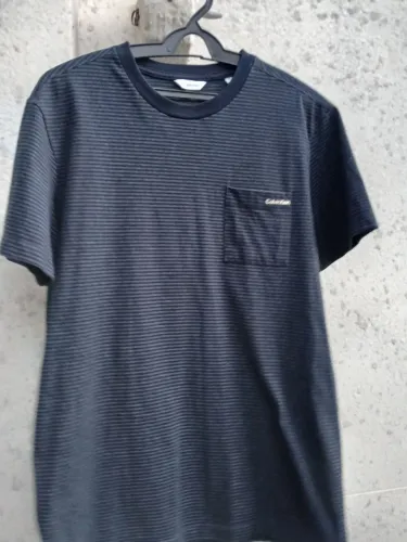 Camiseta Calvin Klein Original Listrada Preta - Bolso Frontal