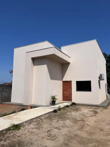 Casa nova, excelente localização, terreno 12.5x40, projeto que possibilita ampliação.
