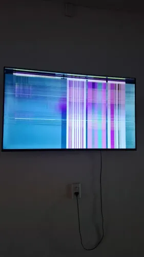 Tv philco roku tv ,50 polegadas com defeito na tela ,para concerto ou retirada de peças. 
