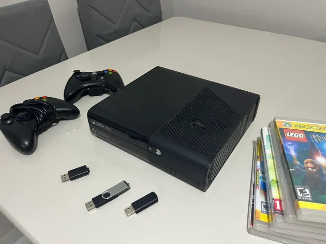 Xbox 360 E + 2 Controles + 3 Pendrives + 6 Jogos