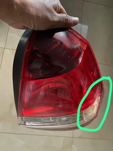 Lanterna traseira do lado direito, com uma pequena rachadura.