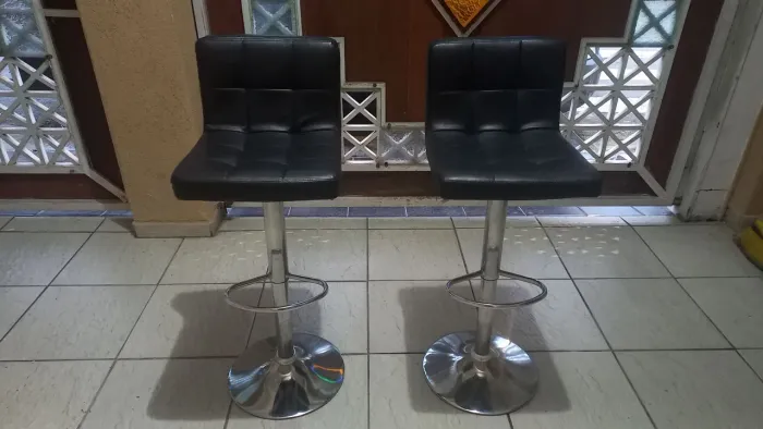 Entrego: Par de Banquetas Tok Stok giratórias pretas com base em aço Inox usadas