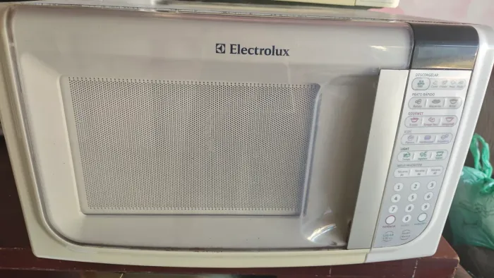Super conservado, Microondas Eletrolux 24 litros em excelente estado.