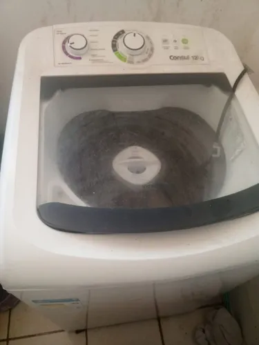 Vende-se essa máquina de lavar semi-nova .
