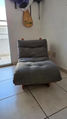Sofá-Cama Futon Slim 1 Lugar em Madeira Maciça - Cinza Fendi / Suede