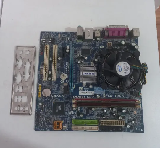 Kit Placa 775 Gigabyte / Processador Dual Core E5700 / 4 GB Memória / Cooler