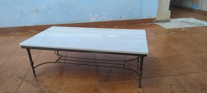 Mesa de centro retangular com tampo em mármore 