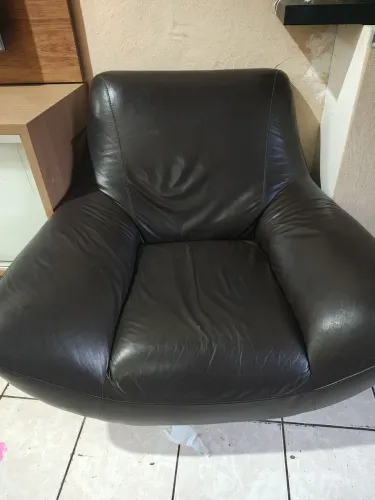 Poltrona de couro legítimo
