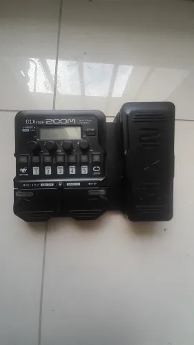 Pedaleira Zoom G1X Four