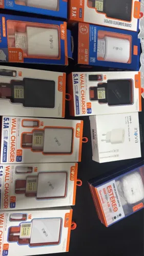 VENDE-SE CARREGADORES E FONE DE OUVIDO