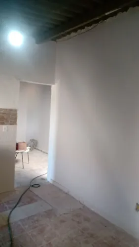 OFEREÇO MEU TRABALHO DE PINTO E PEDREIRO ESTOU DISPONÍVEL PARA TRABALHO 