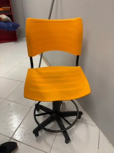 Cadeira giratória laranja 