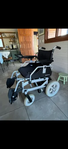 Cadeira de rodas dellamed d1000 nova. Acompanha nota fiscal, fonte de alimentação..