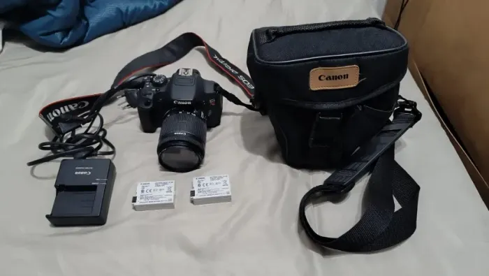 Canon Rebel T5i + Lente 18-55mm + case + Carregador + 2 baterias