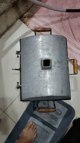 Vendo uma churrasqueira seme nova usada só 3 vezes valor 300 contato *61