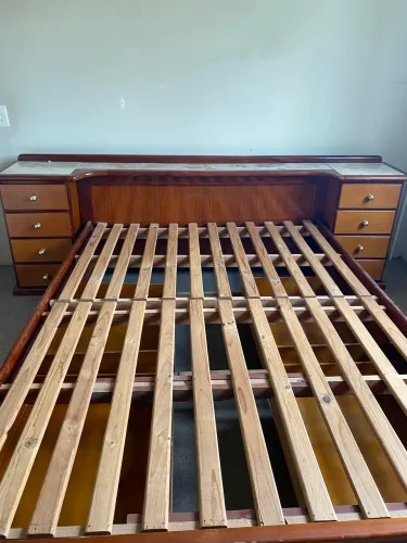 Vendo linda cama de mogno com cabeceira revestida de mármore travertino