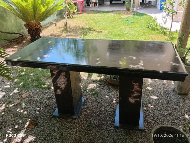 Mesa em mármore verde Ubatuba 