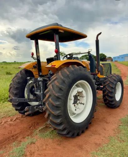 TRATOR AGRÍCOLA